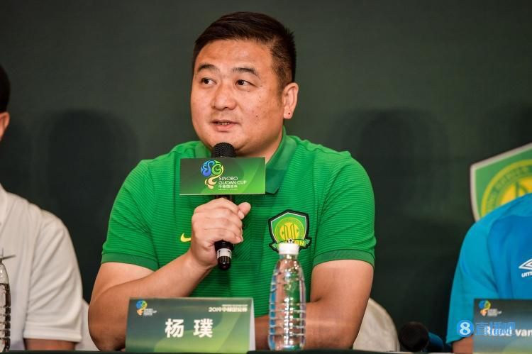他们中的一些人，甚至还仇视女人，在小龙唱的歌里，就有把世上的女人统统骂倒的倾向在《铁路沿线》的视野中，为什么没有女性流浪者呢?是因为她们不喜欢过流浪的日子，还是生理结构根本不适合肮脏的居住环境、颠沛流离的生存节奏，或者是杜海滨在宝鸡那一段铁路线上没能看到她们的流浪身影?《铁路沿线》似乎是杜海滨现代男性人类学考察的第¨章一出离家庭、脱离母性之后，底层社会的男人如何生存当代中国，年轻的、未婚的单身男人们离家在外大致有这样几种类型:1、上大学;2、出国留学，取得全额奖学金或者自己打工或者由有钱的父母供养;3、出国打工，寄钱给国内的亲人;4、到经济发达的城市去打工，寄钱给下岗的或在乡下的贫穷父母;5、参军入伍;6、触犯当前法律被关进监狱或劳改营;7、成为职业流浪儿或流浪汉。